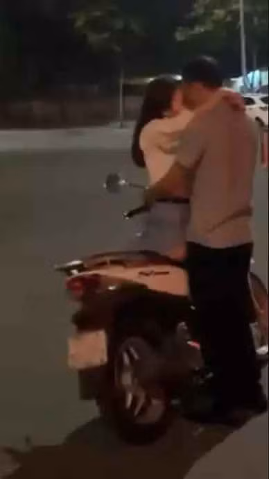 Cặp đôi vô tư hôn nhau ngấu nghiến giữa đường phố Sài Gòn khiến nhiều người "mắt tròn, mắt dẹt".