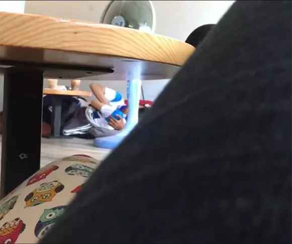 Hình ảnh cặp đôi khoác trên người đồng phục học sinh, nằm quấn nhau diễn ''cảnh nóng'' ở quán trà sữa.