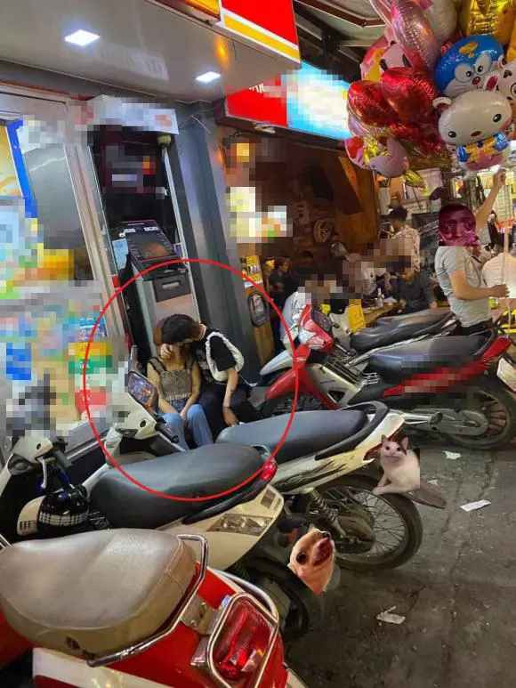 Mới đây cư dân mạng đang bàn tán rôm rả về hình ảnh 2 bạn trẻ hôn nhau ngấu nghiến trước 1 cây ATM. Khoảnh khắc ghi lại, cô gái diện chiếc áo 2 dây bó sát ngồi trên bậc thềm. Anh bạn trai diện áo phông, quần jeans ngồi ngay cạnh.