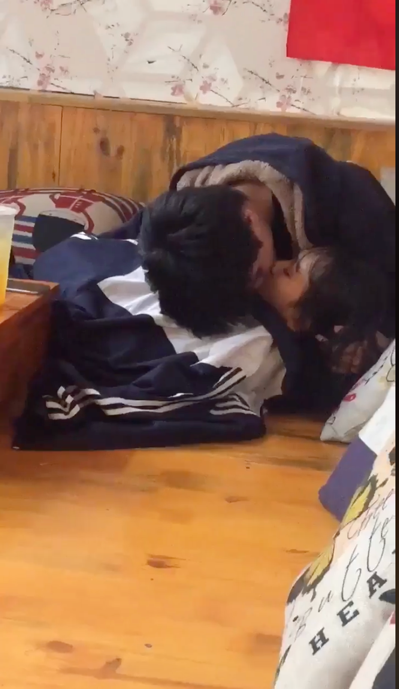 Ở nhiều nước phương Tây, việc một đôi nam nữ trao nhau nụ hôn nồng thắm nơi công cộng là điều hết sức bình thường. Nhưng tại Việt Nam, nhiều người cho rằng nụ hôn là biểu hiện thiêng liêng của tình yêu và nó chỉ nên thực hiện ở những nơi riêng tư. Còn khi đã mang cái riêng phô ra cho toàn dân thiên hạ xem, thì đó không phải là đẹp nữa.