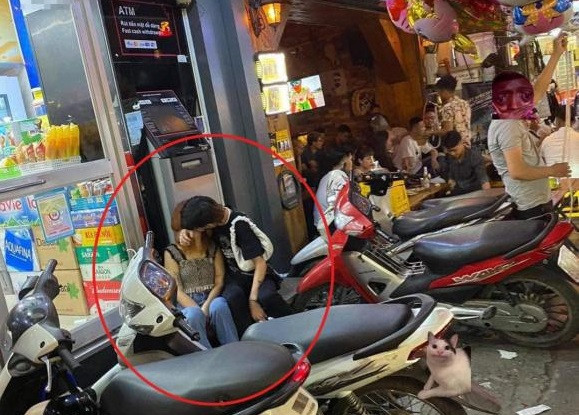 Chứng kiến cảnh tượng hôn nhau phản cảm giữa nơi công cộng, nhiều người đi ngang qua, có nhu cầu rút tiền nhưng không biết phải làm cách nào để vào được bên trong.