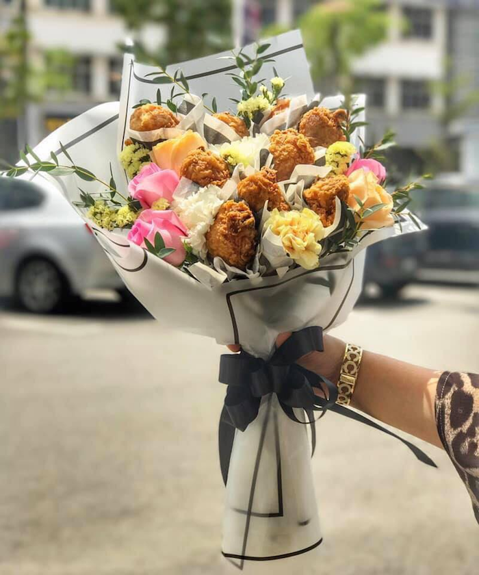 Hàng loạt bình luận của dân mạng thể hiện sự thích thú khi nhìn thấy những cột đèn nở hoa ở Hà Nội.