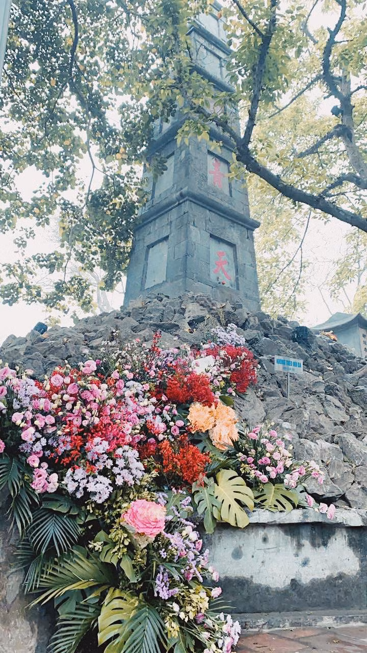 Nhiều tuyến đường như: Hàng Bồ, Hàng Đa, gần nhà thờ lớn... với "cột đèn nở hoa" chiếm spotlight trọn vẹn khi có ai đó bất ngờ lướt qua.