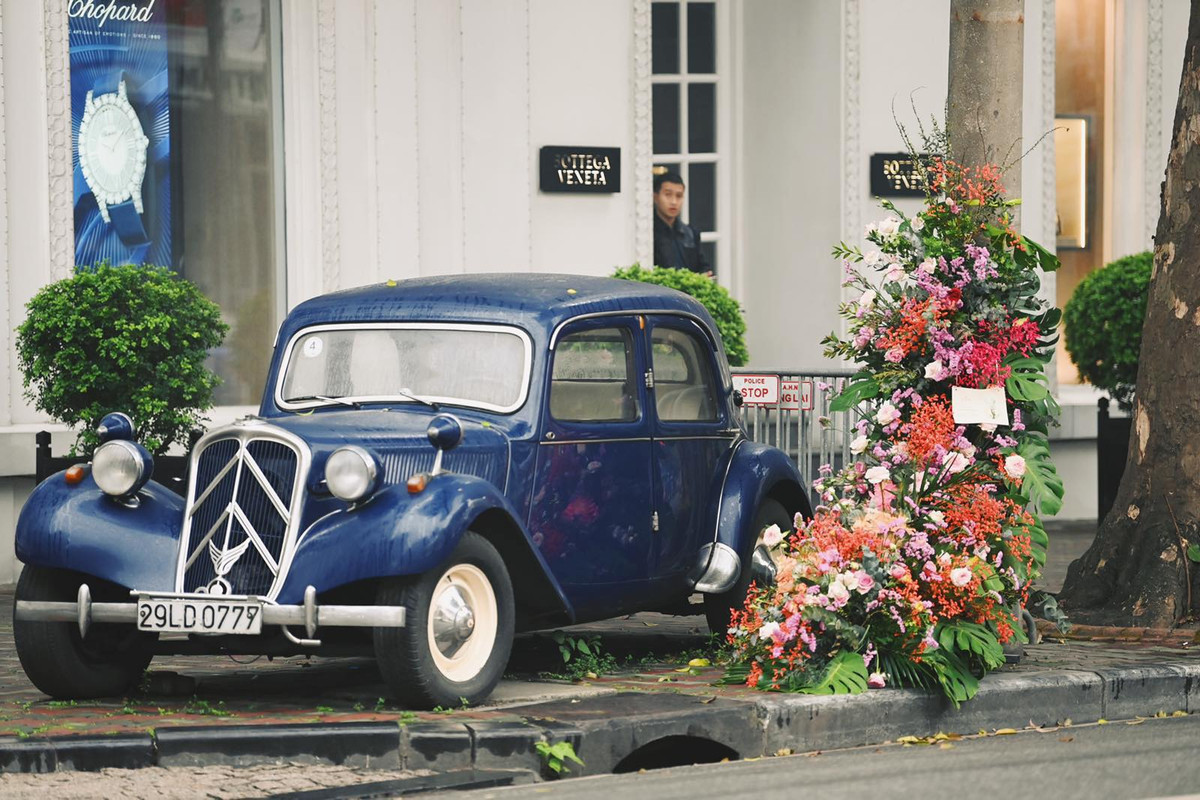 Những đóa hoa được kết tỉ mỉ như một tấm thiệp khổng lồ trên đường phố. Màu sắc rực rỡ và có kèm những tấm thiệp chúc bên trên, ai cũng tò mò và muốn được check-in bên những món quà 8/3 siêu đặc biệt.