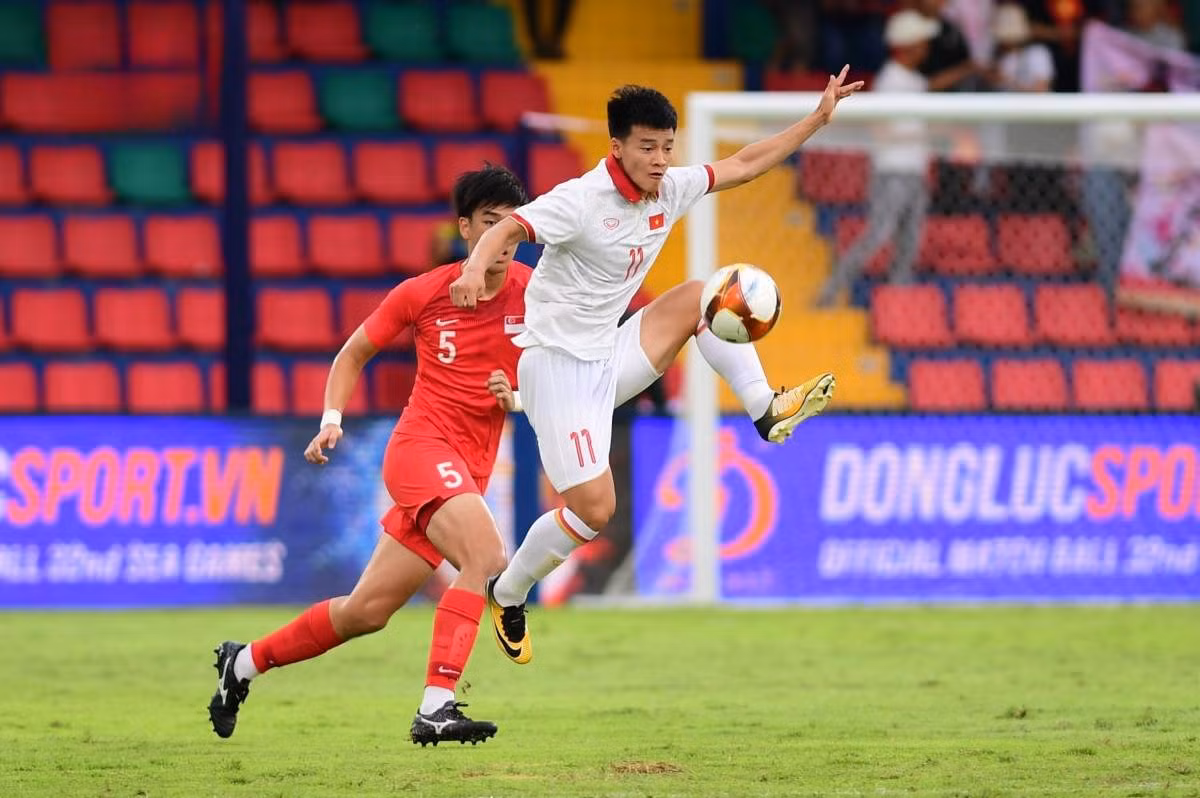 Thang U22 Singapore, U22 Viet Nam the hien bo mat moi tai SEA Games 32