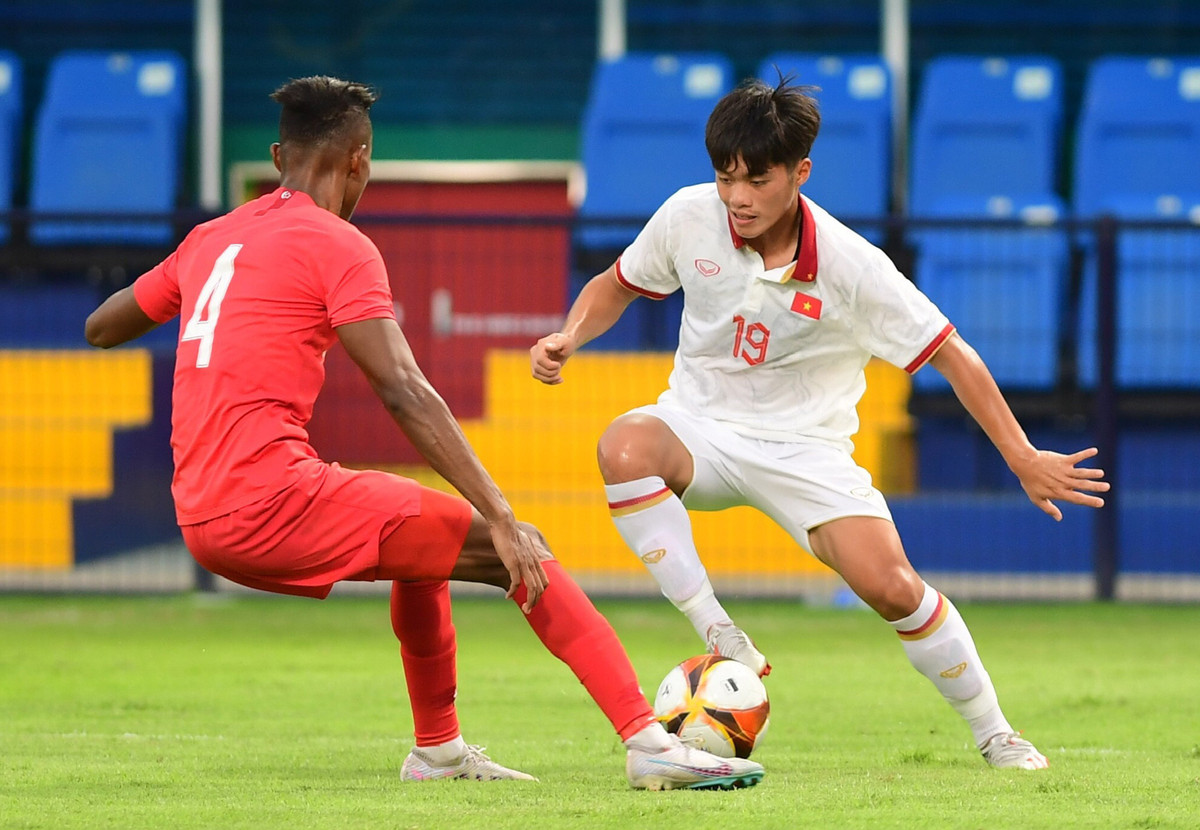 Thang U22 Singapore, U22 Viet Nam the hien bo mat moi tai SEA Games 32-Hinh-2
