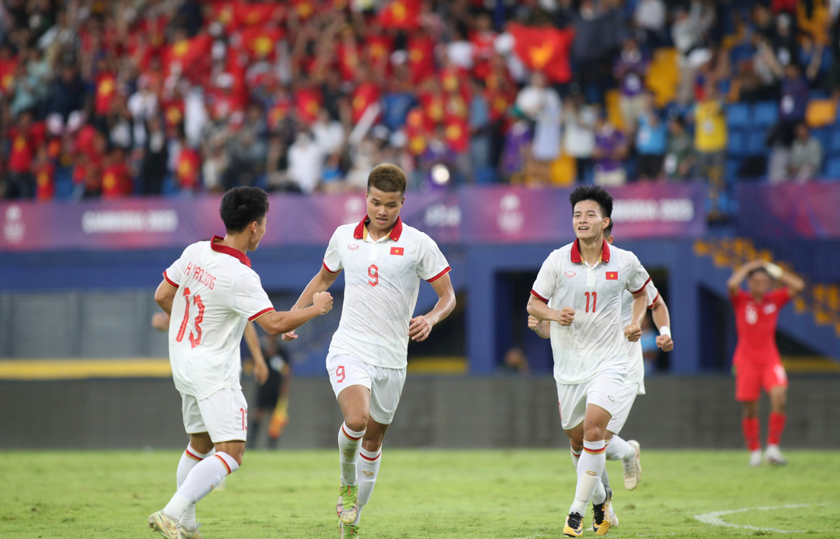 Thang U22 Singapore, U22 Viet Nam the hien bo mat moi tai SEA Games 32-Hinh-6