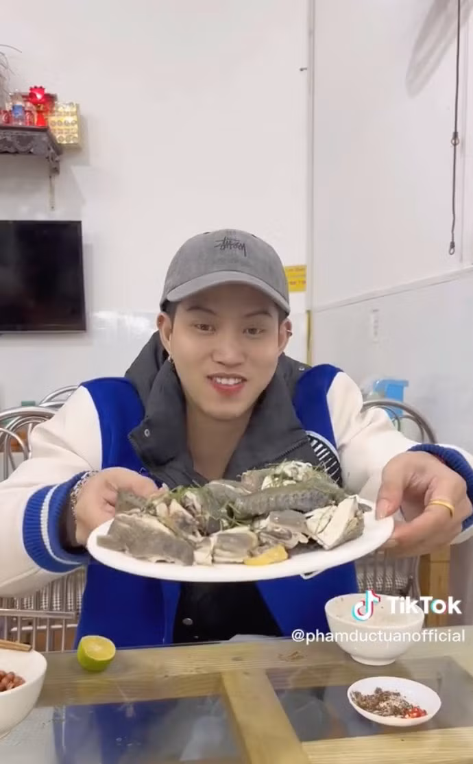 Những người tiếp xúc với em đều biết em như nào và những gì em đưa lên mạng đều có thể khiến mọi người nhìn vào đó đ.ánh giá em. Em biết lỗi rồi”. Nờ Ô Nô trong clip xin lỗi.