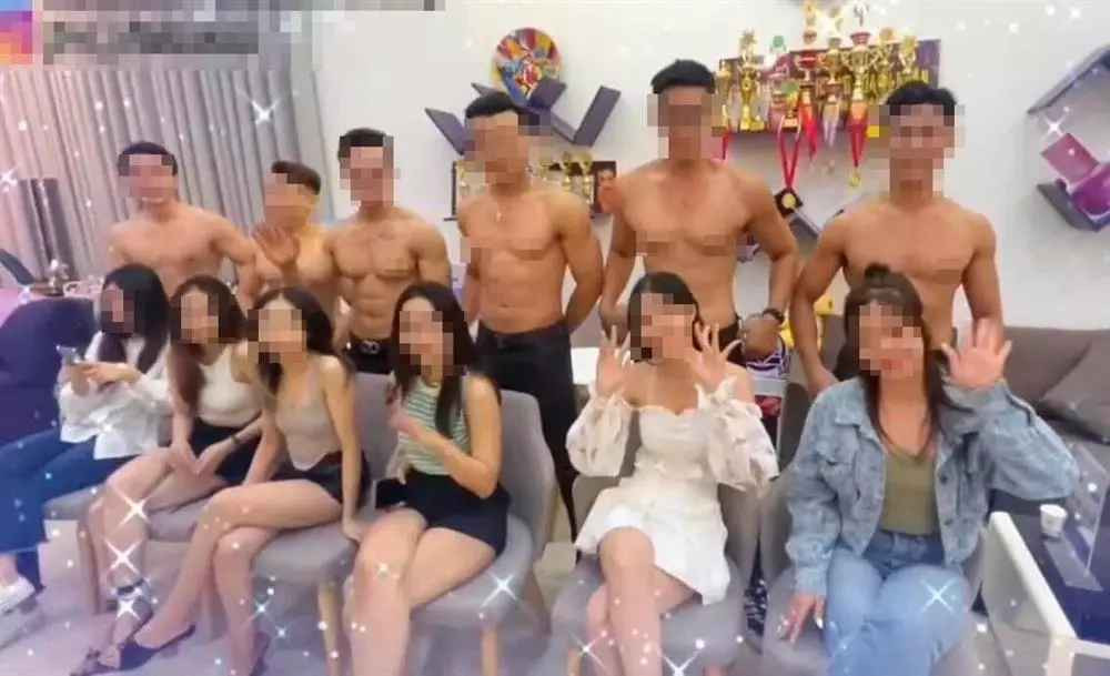 Hình ảnh dàn trai đẹp 6 múi cởi trần ngay khi xuất hiện lập tức gây bão. Phần đông cư dân mạng bày tỏ không đồng tình với cách làm việc này của spa.