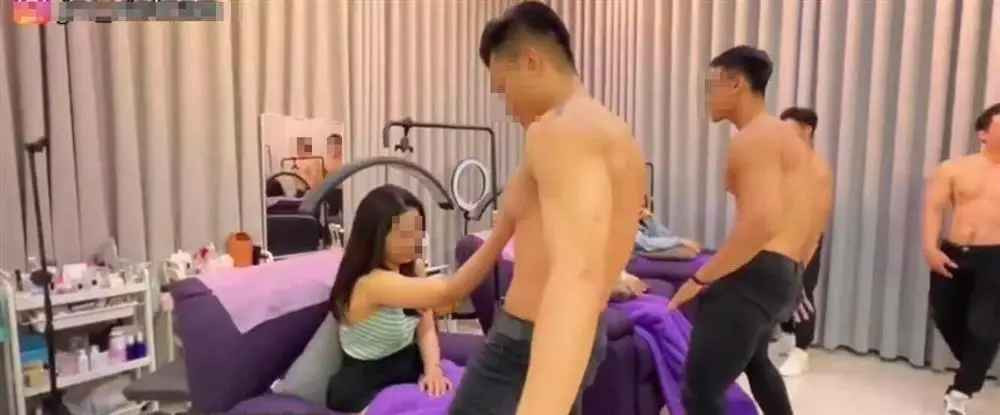 Trong nhiều khoảnh khắc còn cho thấy, nhóm trai đẹp này chủ động kéo tay khách hàng đụng chạm lên cơ thể mình.