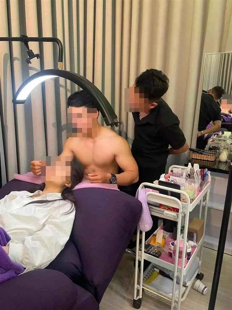 Cụ thể từ hình ảnh lan truyền, loạt trai đẹp trong tình trạng cởi trần, cơ bắp ai nấy cũng cuồn cuộn, body múi nào ra múi nấy.