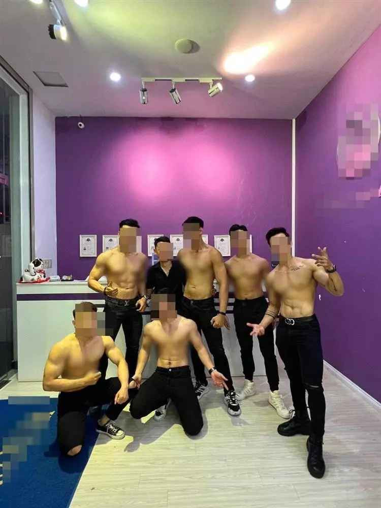 Theo đó, khi đến với cửa hàng các chị em không chỉ được trải nghiệm những dịch vụ làm đẹp mà còn được ngắm trai đẹp miễn phí.