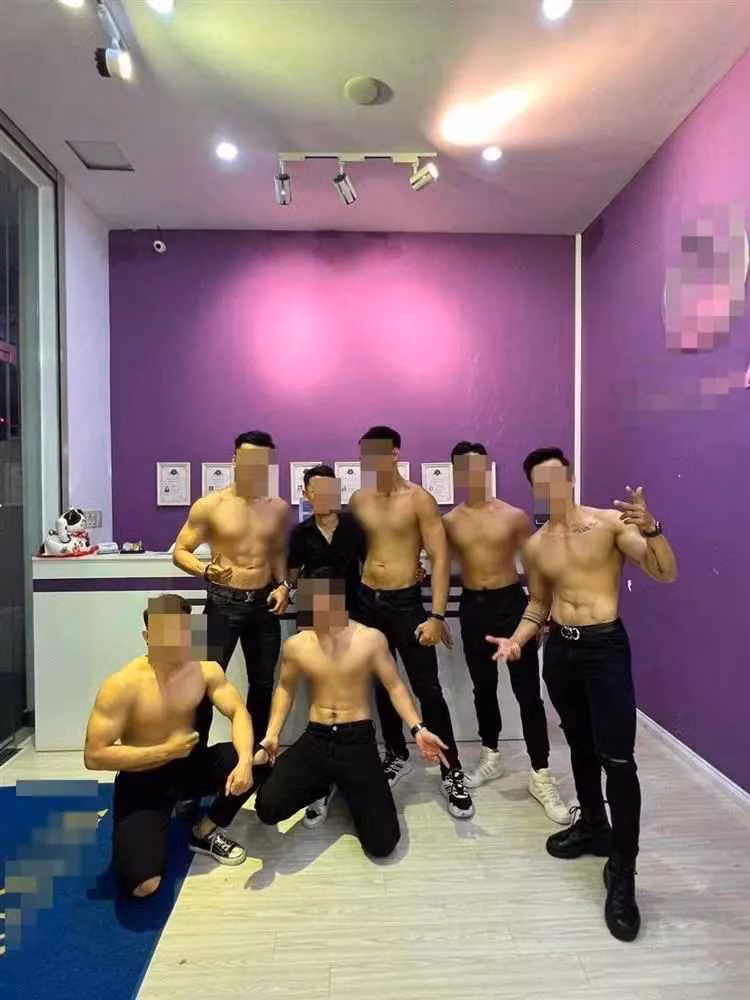 Theo đó, khi đến với cửa hàng các chị em không chỉ được trải nghiệm những dịch vụ làm đẹp mà còn được ngắm trai đẹp miễn phí.