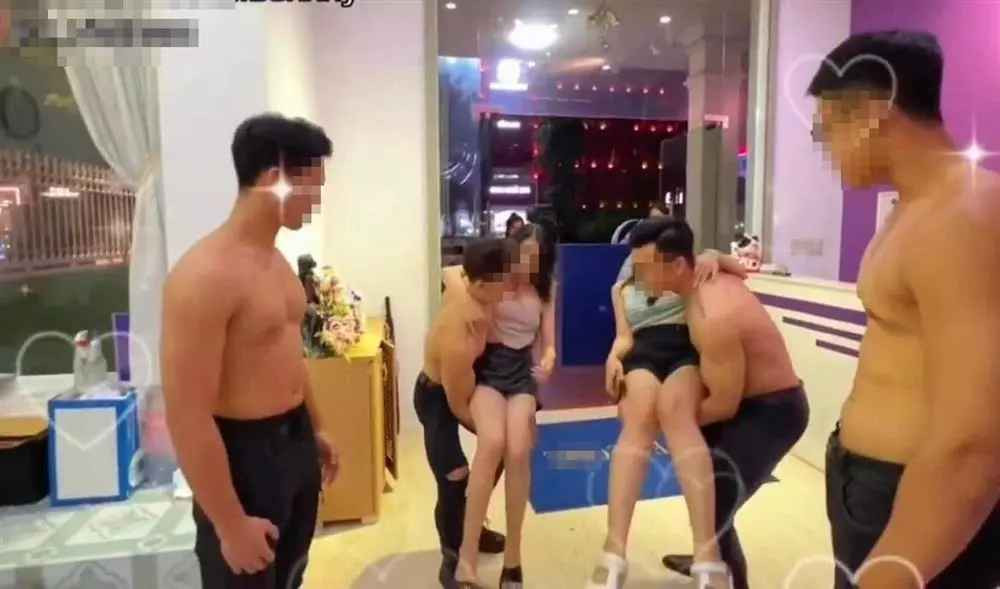 Hình ảnh xuất hiện như "giọt nước tràn ly" khiến cơn phẫn nộ dư luận tăng lại thêm tăng. Theo tìm hiểu, hình ảnh trên ghi lại tại một tiệm nối mi lớn ở quận 7, TP.HCM.