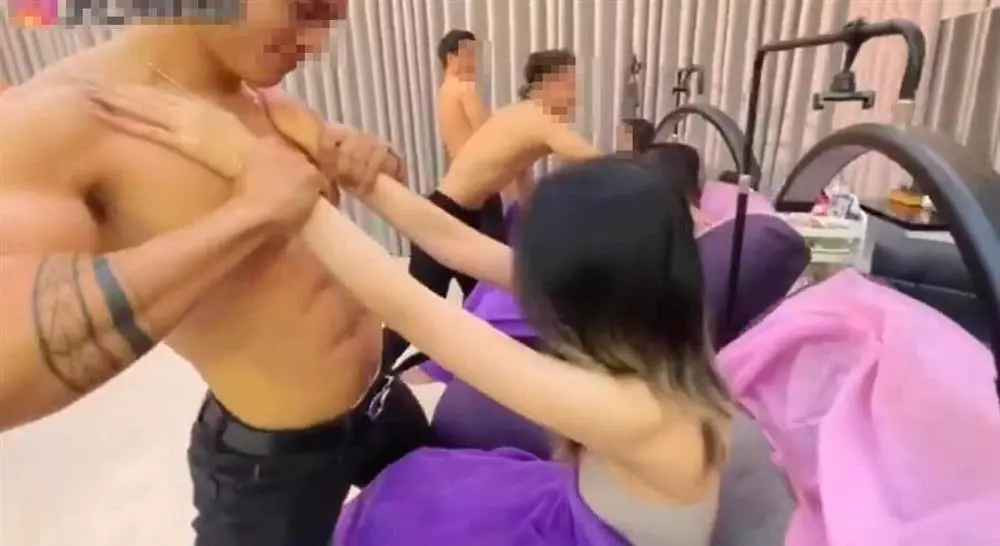 Chưa hết, họ sẵn sàng bồng bế chị em đến giường làm đẹp, làm xong lại bế vào ghế đút đồ cho ăn.