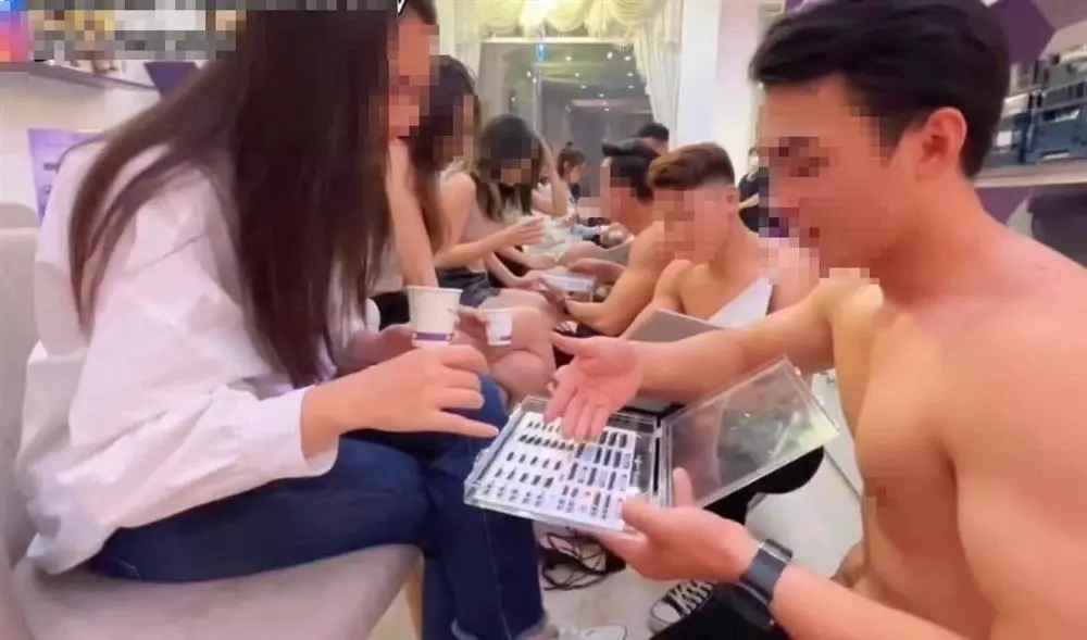 Họ cho rằng, cửa hàng có thể để nhân viên spa nam phục vụ nhưng không nên cho họ cởi trần, trông rất phản cảm, lố lăng.