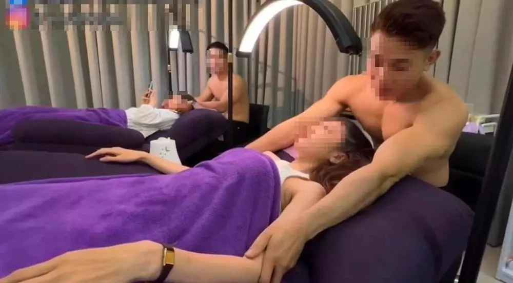 Đáng chú ý, các anh chàng này mặc vậy để phục vụ chị em đến spa làm mi, mát-xa, chăm sóc da,...