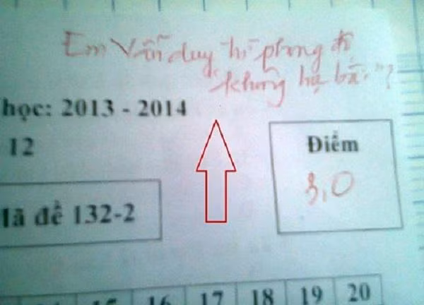 Cứ nhìn những lời phê của giáo viên trong bài kiểm tra khi chấm bài cho học sinh mới biết, những lời phê khi thì chân thực, gần gũi lúc lại hài hước "xéo sắc".