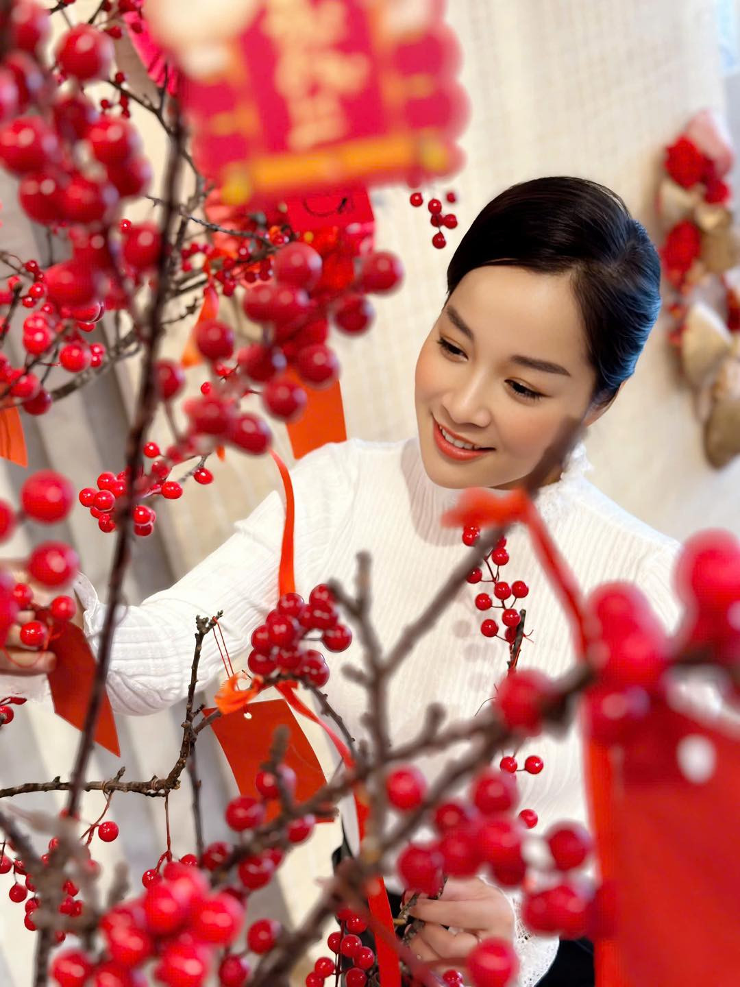 Minh Hương ăn mặc sành điệu, hợp mốt và được nhận xét trẻ trung hơn nhiều tuổi 40.