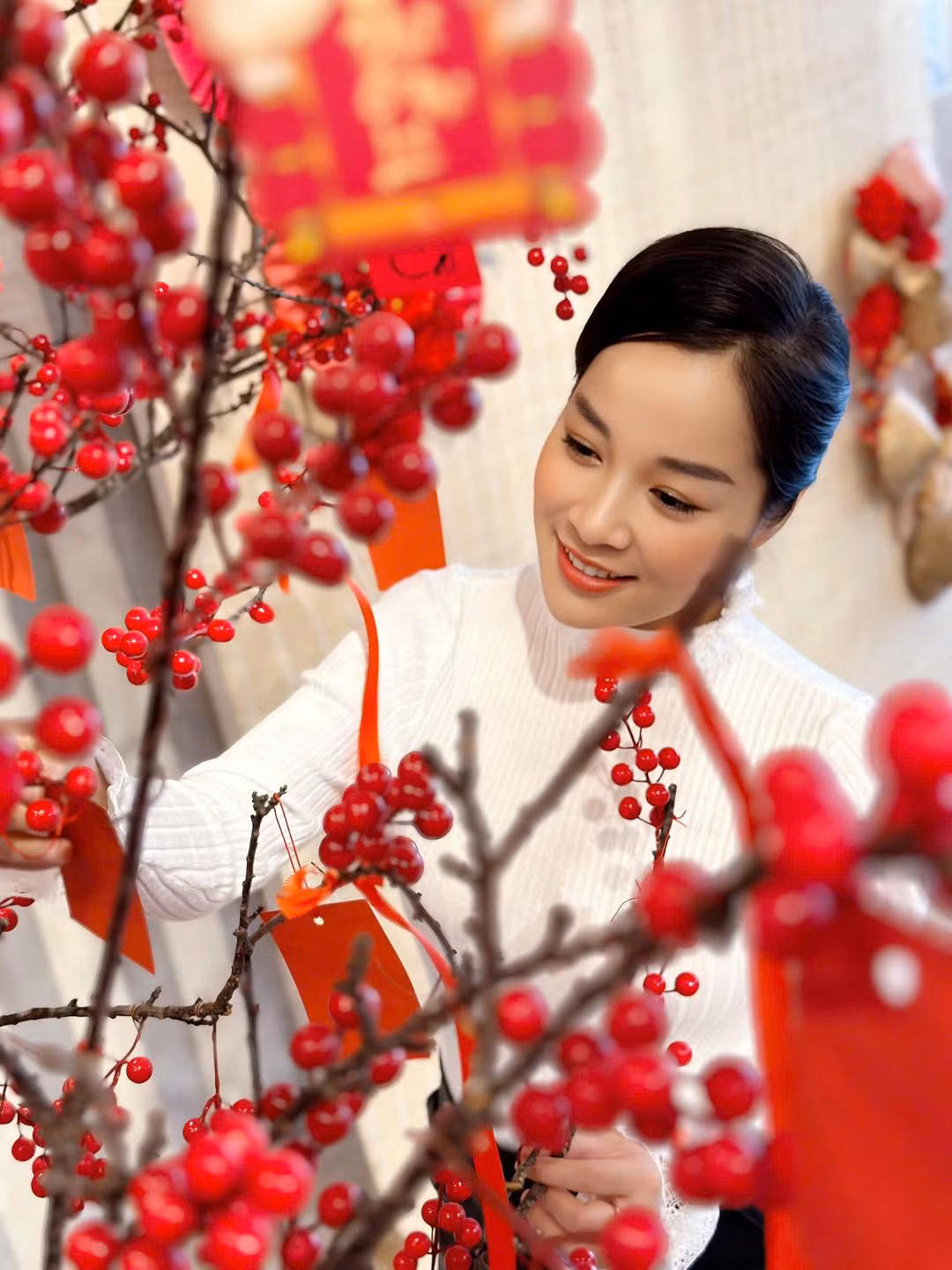 Minh Hương ăn mặc sành điệu, hợp mốt và được nhận xét trẻ trung hơn nhiều tuổi 40.