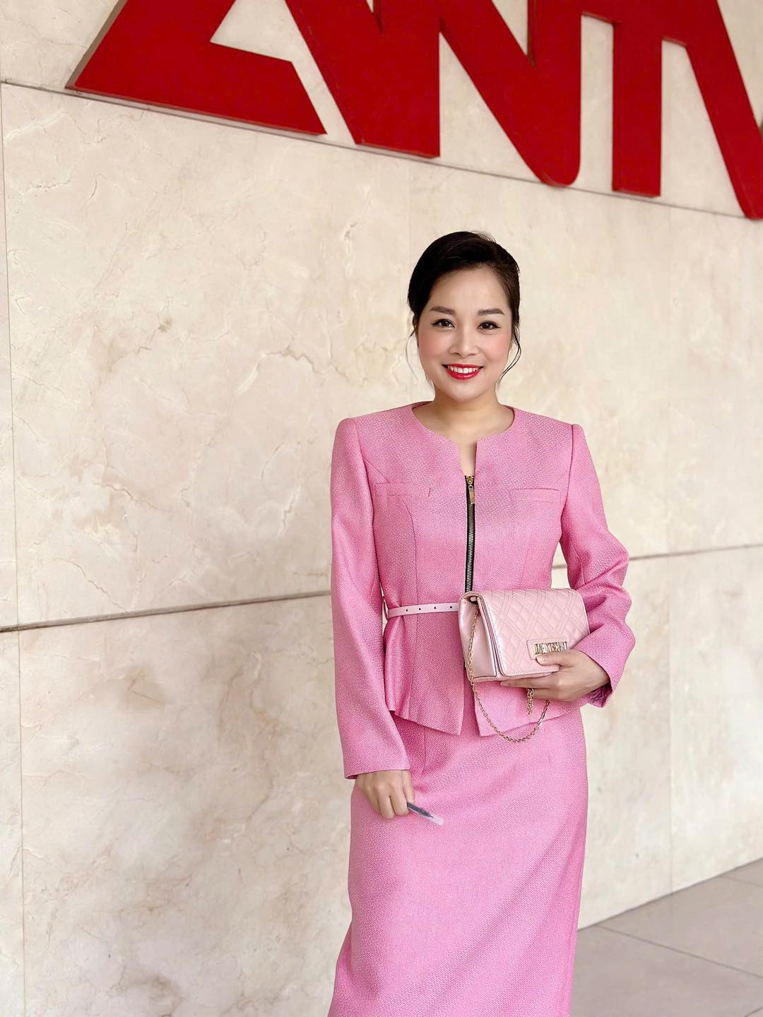 Sau những vai diễn thành công, Minh Hương dừng công việc diễn xuất để chuyển hướng sang làm BTV tại kênh truyền hình Công an Nhân dân, nơi cô đã gắn bó suốt 8 năm.