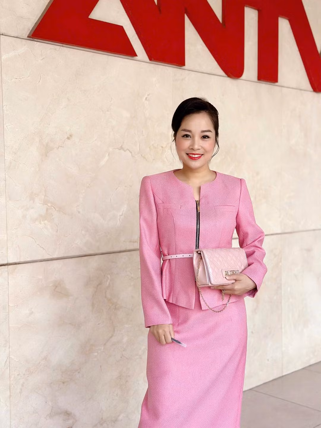 Sau những vai diễn thành công, Minh Hương dừng công việc diễn xuất để chuyển hướng sang làm BTV tại kênh truyền hình Công an Nhân dân, nơi cô đã gắn bó suốt 8 năm.