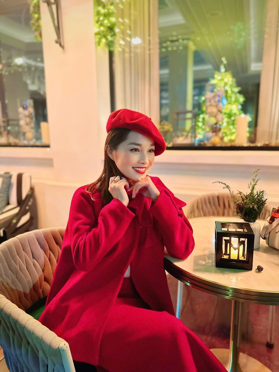 Bà mẹ hai con, hiện mang hàm Đại úy, sống kín tiếng từ khi gia nhập lực lượng công an. Minh Hương hiếm khi chia sẻ chuyện đời tư.