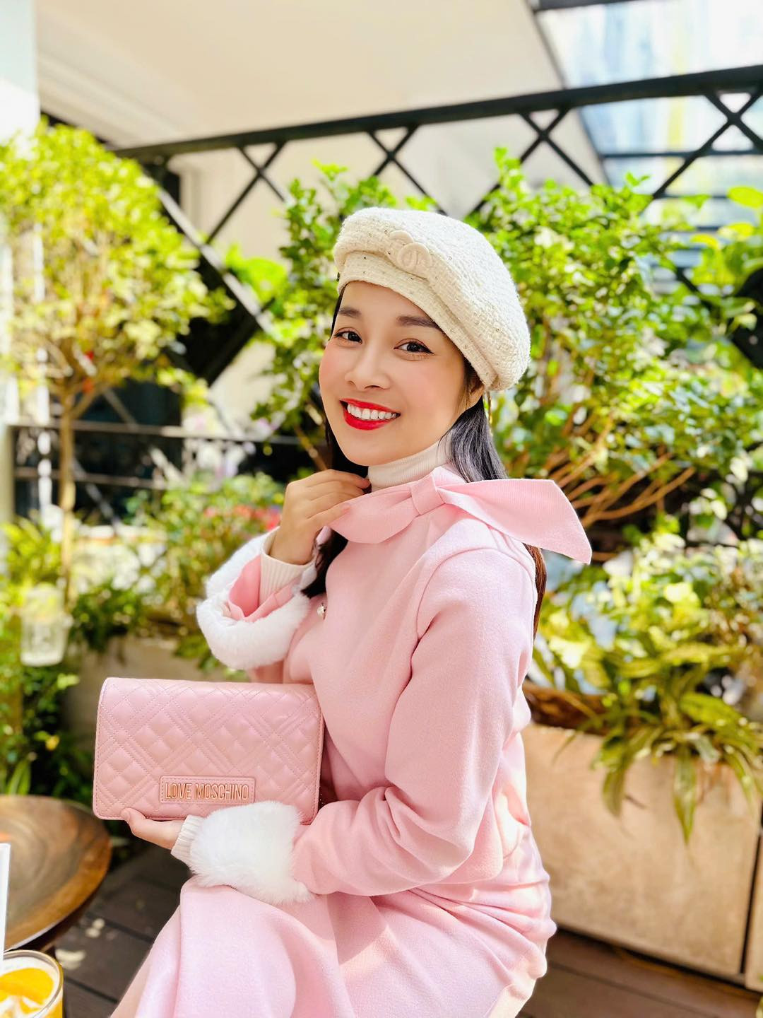 Dù đảm nhiệm việc dẫn các bản tin thời sự, an ninh gai góc, ngoài đời Minh Hương vẫn giữ nét mềm mại, nữ tính.