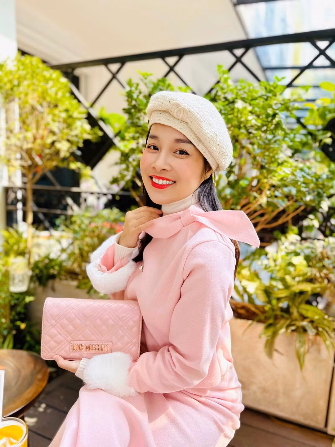 Dù đảm nhiệm việc dẫn các bản tin thời sự, an ninh gai góc, ngoài đời Minh Hương vẫn giữ nét mềm mại, nữ tính.