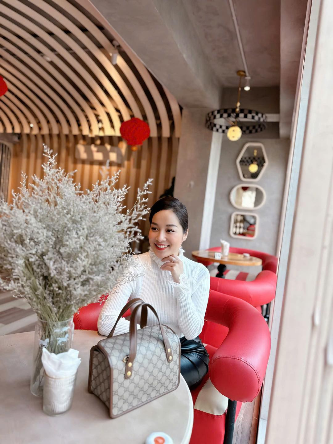 Sau nhiều năm hoạt động trong showbiz, nữ diễn viên "Nhật ký Vàng Anh" vẫn giữ được nhan sắc tươi trẻ và ngoại hình gần như không thay đổi.