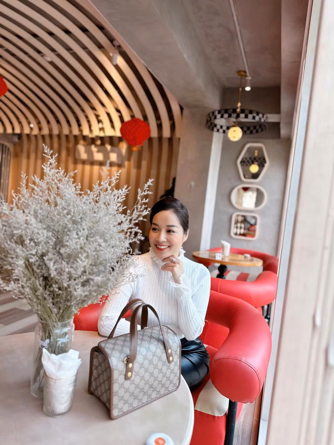 Sau nhiều năm hoạt động trong showbiz, nữ diễn viên "Nhật ký Vàng Anh" vẫn giữ được nhan sắc tươi trẻ và ngoại hình gần như không thay đổi.