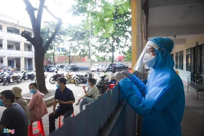 Khu lấy mẫu được ngăn cách với không gian bên ngoài. Mỗi bác sĩ sẽ trực khoảng 7 tiếng đồng hồ/ngày để đảm bảo việc lấy mẫu xét nghiệm diễn ra nhanh chóng.