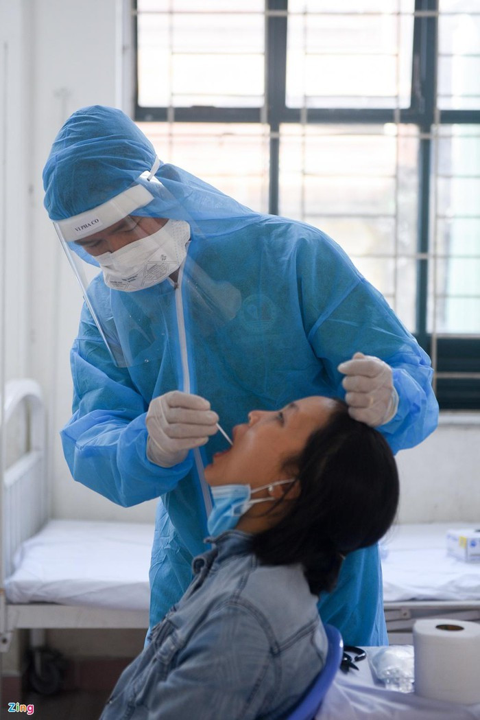 Chỉ trong ngày 29/7, Khu cách ly tập trung quận 2 đã hoàn thành việc lấy mẫu cho hơn 400 người.