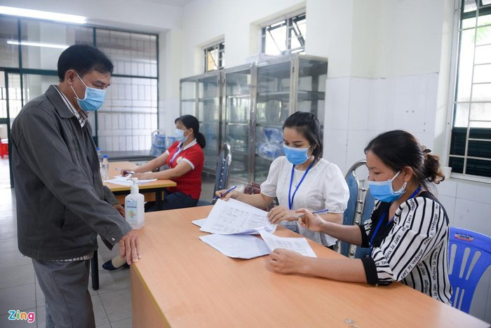 Trước khi đến lấy mẫu, người dân phải thực hiện khai báo y tế bắt buộc tại phường. Sau khi hoàn thành, Trung tâm y tế quận sẽ liên lạc và hẹn để lấy mẫu xét nghiệm.