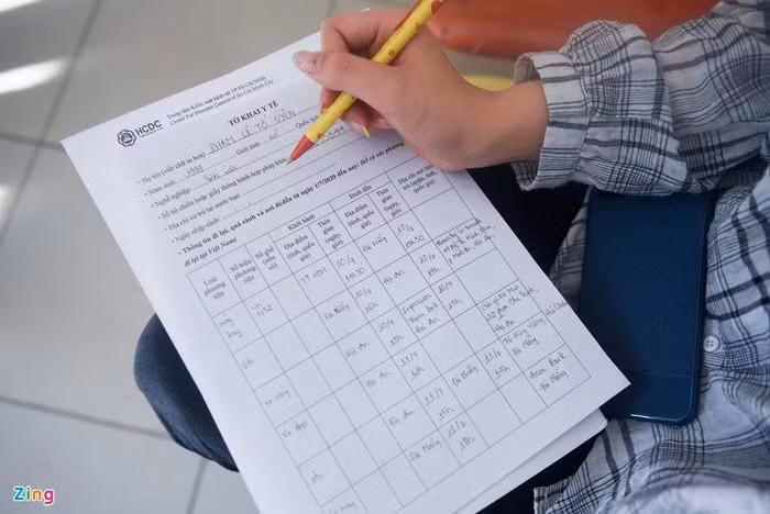 Một số trường hợp chưa thực hiện khai báo y tế online hoặc qua phần mềm thì bắt buộc phải điền vào tờ khai khi đến điểm lấy mẫu xét nghiệm.