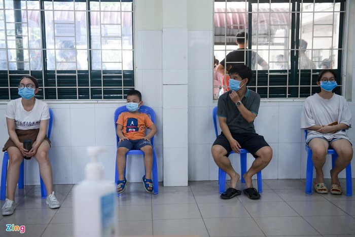 Nếu đã khai báo y tế tại phường thì mỗi người dân chỉ mất khoảng 15 phút để hoàn thành quy trình lấy mẫu.