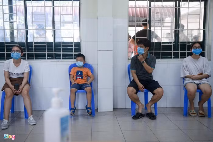 Nếu đã khai báo y tế tại phường thì mỗi người dân chỉ mất khoảng 15 phút để hoàn thành quy trình lấy mẫu.