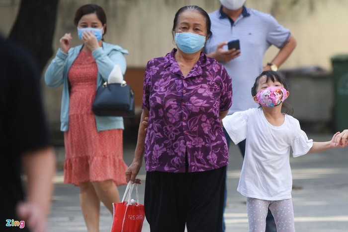 Bà Lê Thị Thọ (phường Bình An) cho biết, gia đình bà gồm 16 người đi du lịch Đà Nẵng từ 16-18/7. Trong buổi chiều 29/7, cả gia đình đều được hẹn lên Khu cách ly tập trung quận 2 để lấy mẫu. "Mọi người yên tâm hơn sau khi đi xét nghiệm", bà Thọ nói.