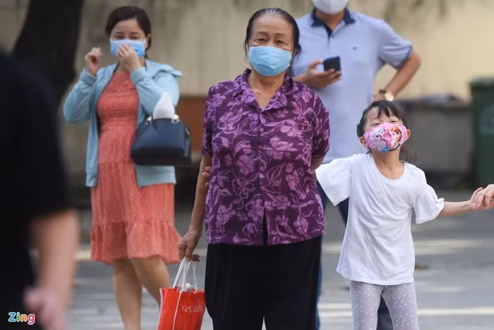 Bà Lê Thị Thọ (phường Bình An) cho biết, gia đình bà gồm 16 người đi du lịch Đà Nẵng từ 16-18/7. Trong buổi chiều 29/7, cả gia đình đều được hẹn lên Khu cách ly tập trung quận 2 để lấy mẫu. "Mọi người yên tâm hơn sau khi đi xét nghiệm", bà Thọ nói.