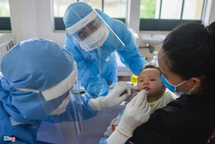 Nguyễn Thị Thu Minh cùng gia đình từ Đà Nẵng trở về TP.HCM vào ngày 23/7. Cô đã đã liên hệ với đường dây nóng của Trung tâm Y tế quận, sau đó khai báo y tế và đi lấy mẫu xét nghiệm cùng cô con gái 6 tháng tuổi.