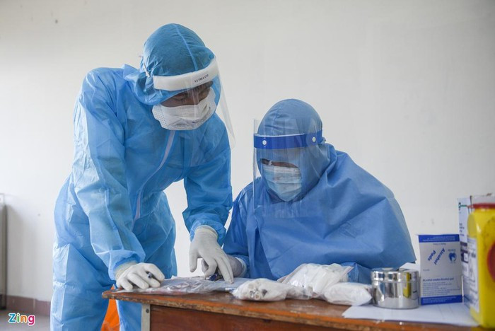 Ông Trương Thanh Trung, Trưởng phòng Y tế quận 2, cho biết người dân trở về từ Đà Nẵng nên chủ động liên hệ với cơ quan y tế để kịp thời khai báo và lấy mẫu xét nghiệm. Ai đang sinh sống và làm việc tại quận đều có thể đến làm thủ tục lấy mẫu.