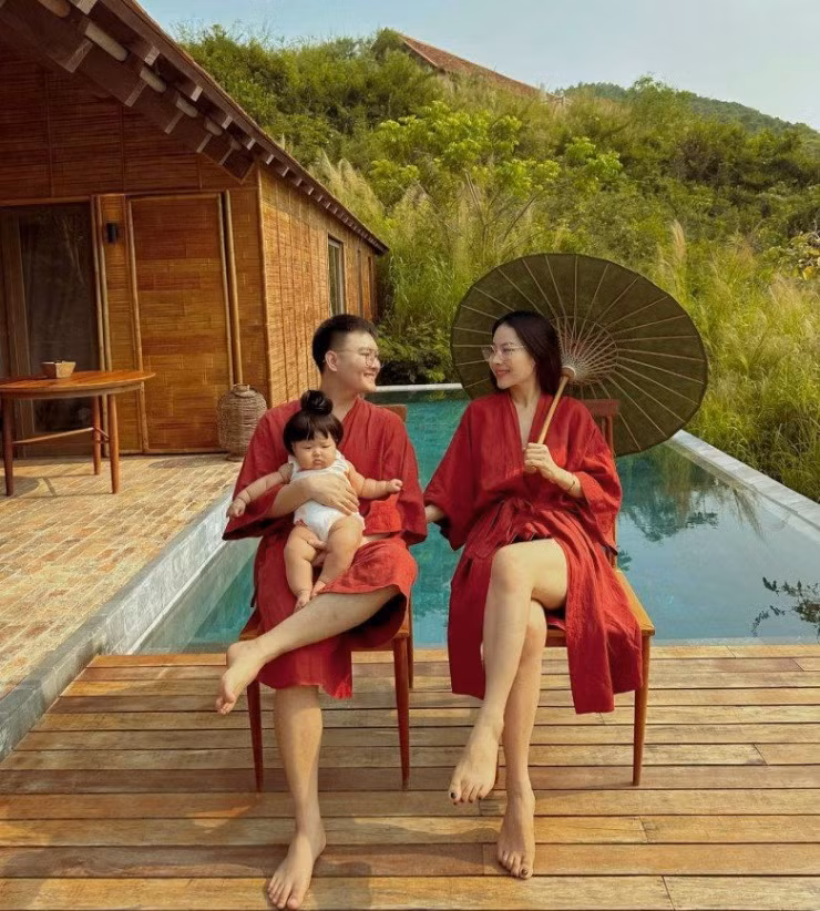 Chị Phương Trinh nói: “Nói chắc nhiều người không tin nhưng anh chưa bao giờ làm tôi buồn chuyện gì cả. Đúng là trong hôn nhân khó có thể tránh khỏi cãi vã, nhưng trong nhà tôi mâu thuẫn gần như không có, chúng tôi chỉ thi thoảng cãi nhau về chuyện chụp ảnh thôi. Lúc cãi nhau thì anh thường nhường tôi, để tôi nói chán thì thôi”.