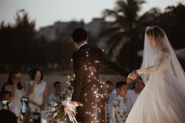 Xe cưới nát bét đến 80%, nhưng cũng may hai vợ chồng chỉ bị chấn thương phần mềm và xây xước nhẹ. Anh Thế Quang bị khâu 8 mũi trên mặt.