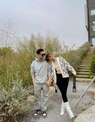 Chị Phương Trinh chia sẻ: “Chuyện đến với tôi cứ như trong phim vậy đấy, mọi thứ đến bất chợt và nỗi sợ hãi cứ kéo dài mãi. Nhưng không sao, còn người là còn tất cả. Sau sự việc xảy ra thì hai vợ chồng càng yêu thương nhau hơn, càng trân trọng từng phút, từng giây, từng khoảnh khắc mình đang sống vì thật sự ngày mai như thế nào, không một ai có thể biết trước điều gì sẽ xảy ra...”.