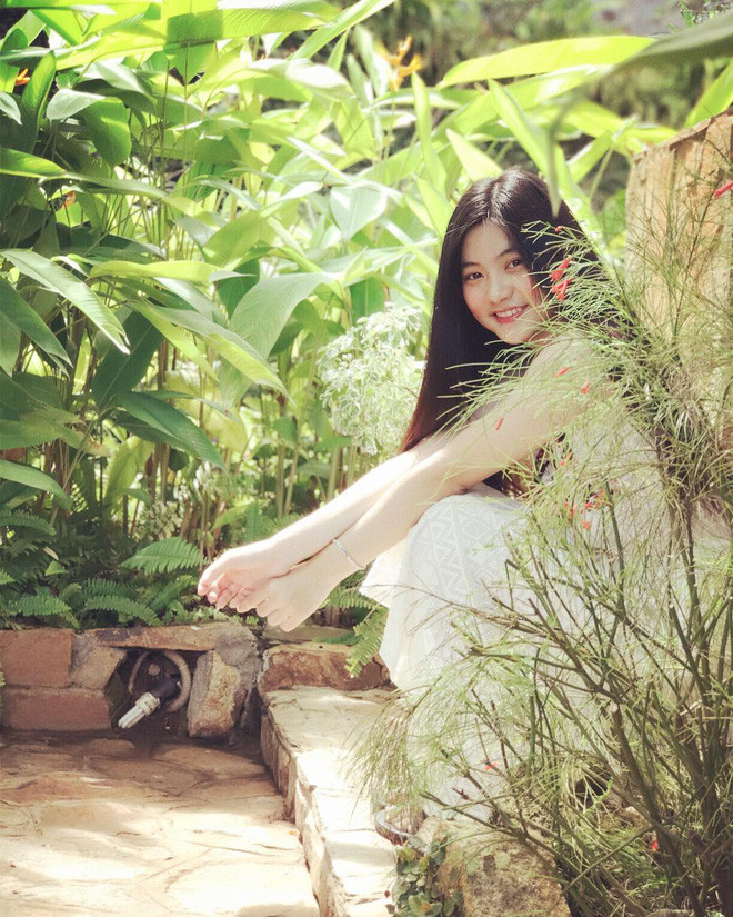 Nam Phương có “tên, tuổi” trên MXH sau loạt hình chụp lén nữ sinh này mặc áo dài tại dịp kỉ niệm 60 năm thành lập trường.