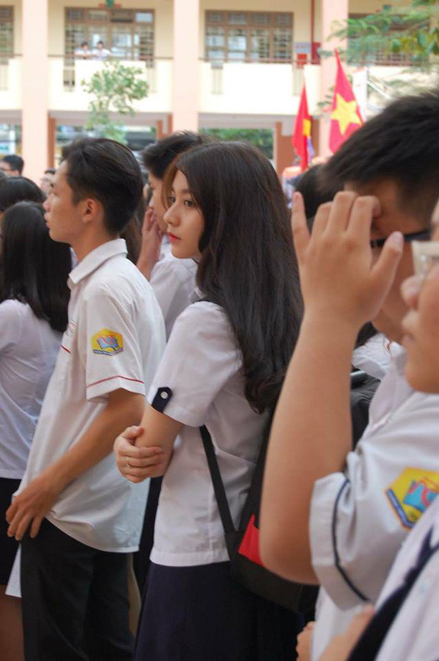 Bâu vốn nổi lên từ một bức ảnh chụp lén được chia sẻ trên diễn đàn gái xinh. Nhìn cô nàng hot girl này đi học, mặc đồng phục và không trang điểm vẫn khiến nhiều người phải mê mẩn.