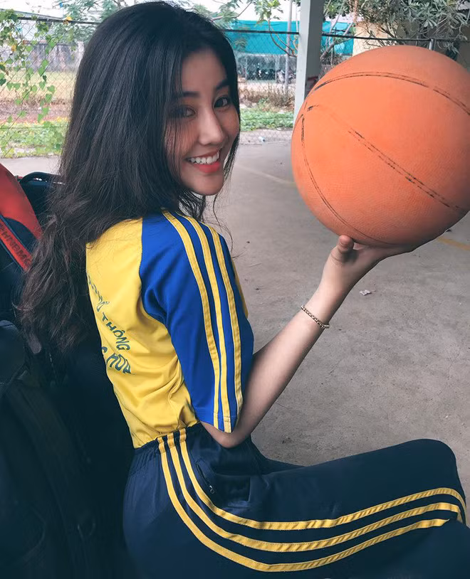 Một gương mặt chụp lén của Ngọc Trân từng khiến dân mạng phải đứng ngồi không yên.