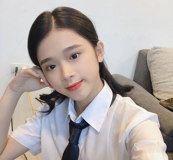 Linh Ka cực tự tin chia sẻ lên MXH nhiều loạt ảnh chụp mặt mộc xinh không tỳ vết của mình, quả nhiên hotgirl muvik 2k2 này chưa bao giờ làm người hâm mộ thất vọng.