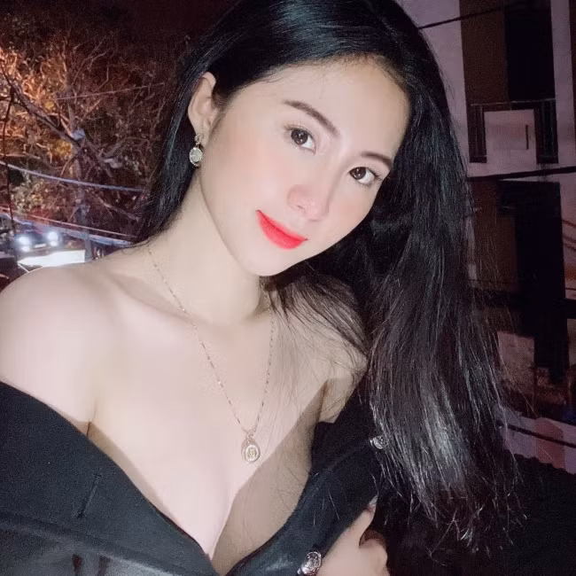 Chưa dừng lại, không ít lần Nhật Vy cũng thử nghiệm những cách kết hợp trang phục khá phá cách.