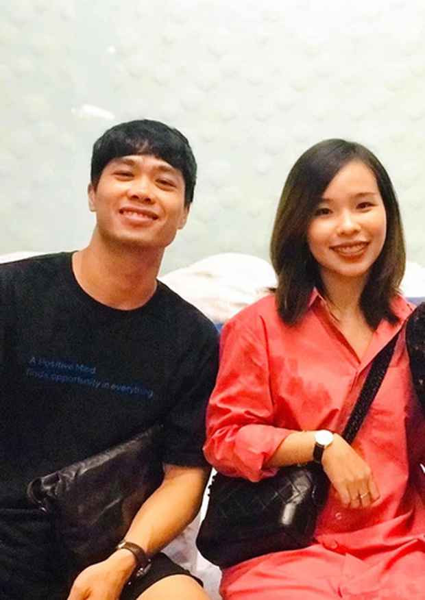 Viên Minh diện áo sơ mi kết hợp cùng chân váy dài khá đơn. Trong khi Công Phượng được người hâm mộ xin chụp ảnh cùng, cô nàng vui vẻ đứng chờ và thân thiện tương tác với chủ quán.